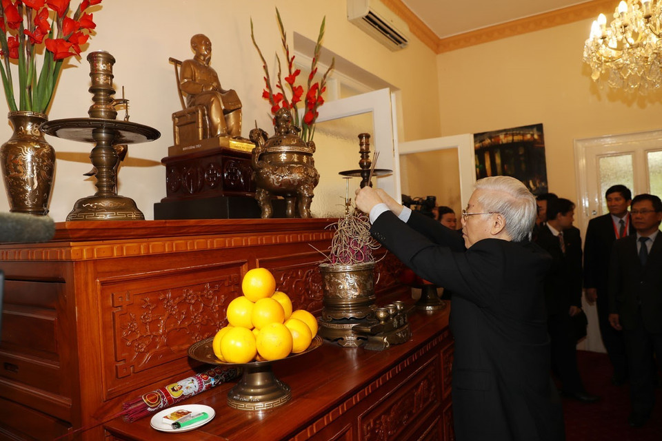 阮富仲向胡志明主席敬香。 越通社记者 智勇 摄