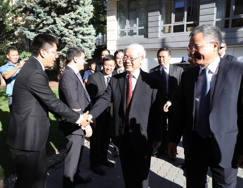 当地时间9月9日下午，越共中央总书记阮富仲已来到越南驻匈牙利大使馆，同大使馆工作人员和旅匈越侨代表亲密交谈。越通社记者 智勇 摄