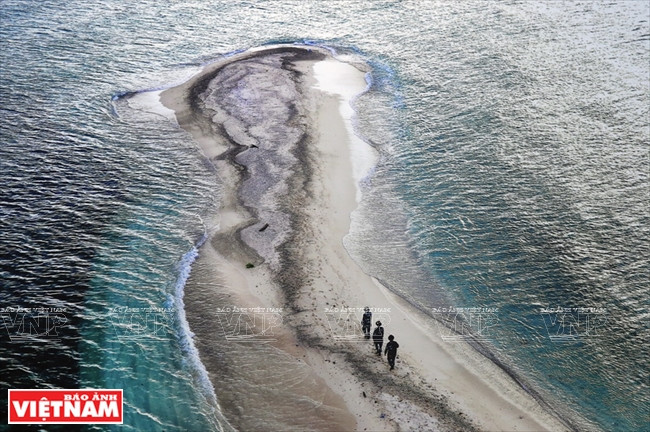 黄玉石摄影家的《在南谒岛巡逻》。