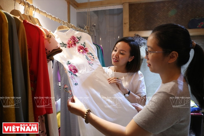 绣氏裁缝店深受广泛客户的欢迎，其缝制的奥戴总让客户感到满意。图自越南画报