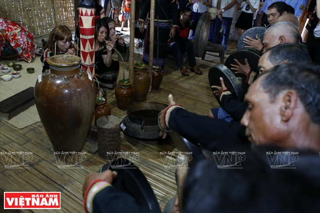 祈求身体健康仪式在锣声中举行。图自越南画报