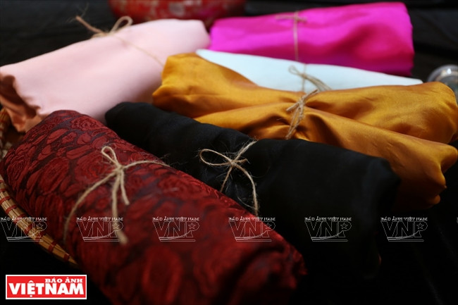 越南手工刺绣奥戴的材料来自越南各著名丝绸村。图自越南画报