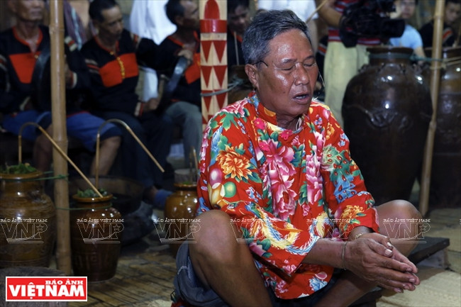 祈求身体健康仪式的主持人读诗文请求神灵和祖先回来参加该仪式。图自越南画报