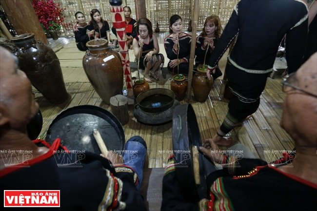 埃地族人在祈求身体健康仪式上一起喝名为Mnam Ring 的竹管酒。