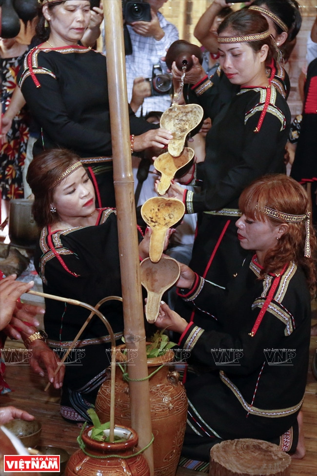 村民为祈求身体健康仪式准备竹管酒。图自越南画报