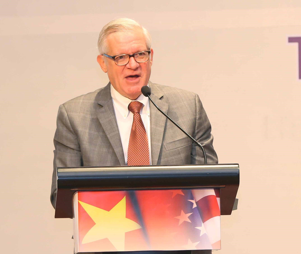 美国商务部国际贸易事务次长吉尔伯特·卡普兰发表讲话。 图自越通社