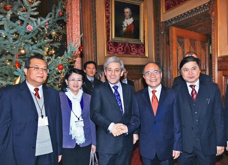 原越南国会主席阮生雄对英国进行正式访问期间于2011年12月8日下午在首都伦敦同英国下议院议长约翰•伯考（John Bercow）举行工作会谈。图自越通社
