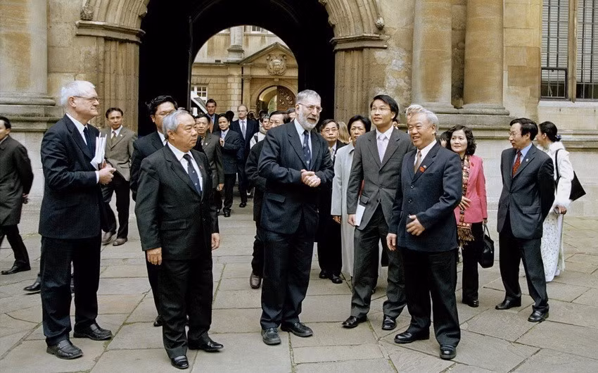 原越南国会主席阮文安2005年3月21日走访英国牛津大学。图自越通社