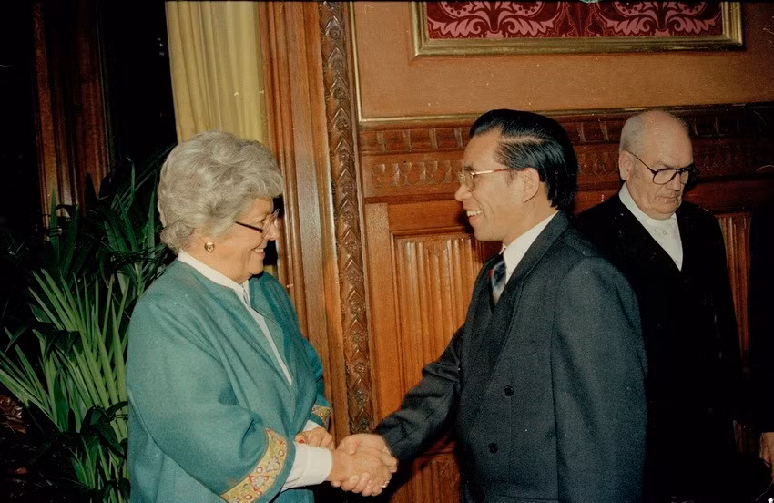 原英国下议院议长B.Butly Boothroyd于1993年1月28日在首都伦敦会见原越南国家主席农德孟。图自越通社