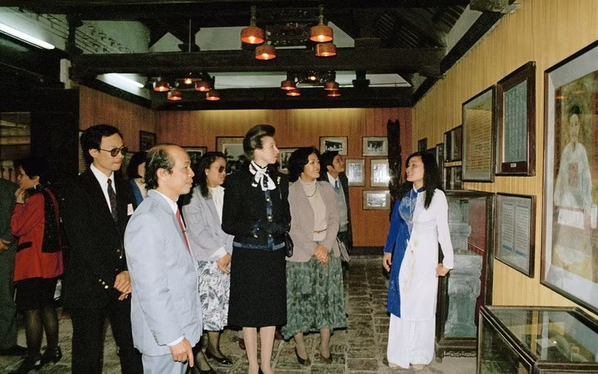 英国安妮•伊丽莎白 (Anne Elizabeth)公主1994年3月2日至6日访越期间走访文庙国子监遗迹区。图自越通社