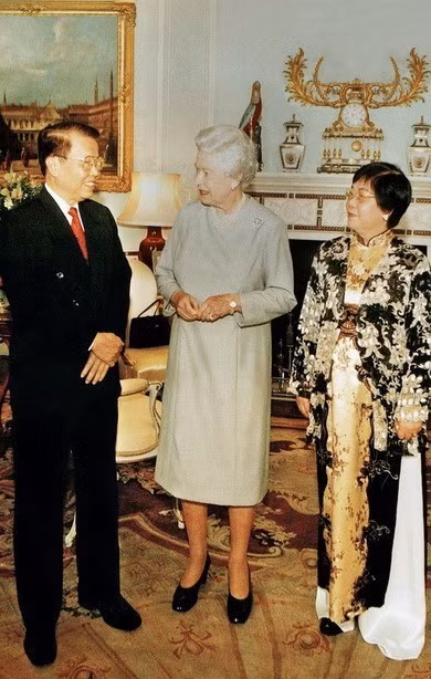 原越南国家主席陈德良和夫人从2004年5月22日至26日对英国进行正式访问期间在伦敦白金汉宫接见伊丽莎白二世。图自越通社