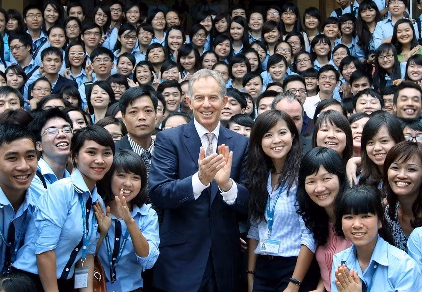 越南河内市外交学院大学生2012年10月15日上午迎接来访的英国前首相布莱尔(Tony Blair)。图自越通社