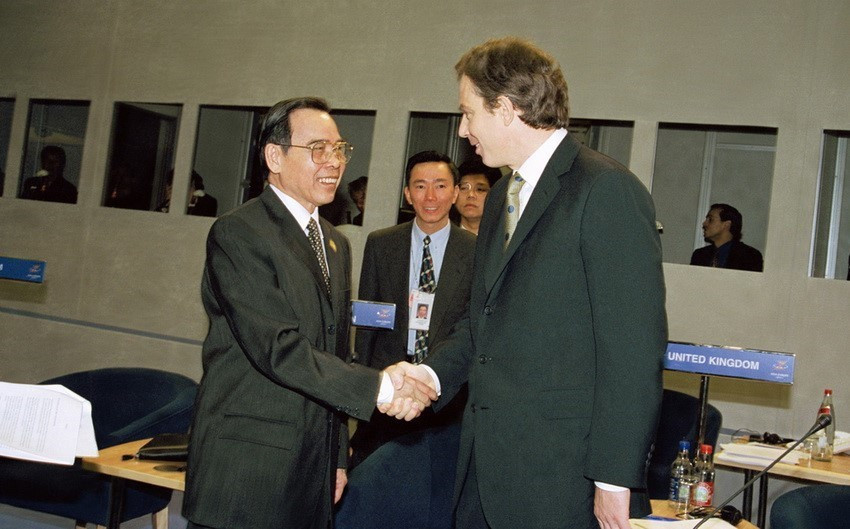 原越南政府总理范文凯1998年4月4 日会见时任英国前首相布莱尔（Tony Bair）。图自越通社