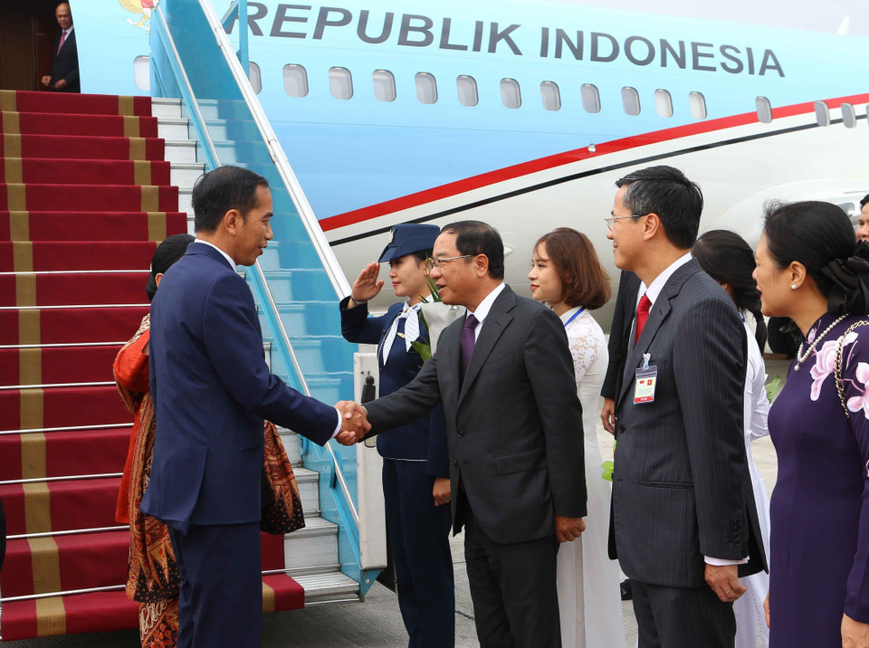 越南国家主席办公厅主任陶越忠部长和外交部代表到机场迎接印度尼西亚总统佐科•维多多和夫人。越通社 尹晋 摄