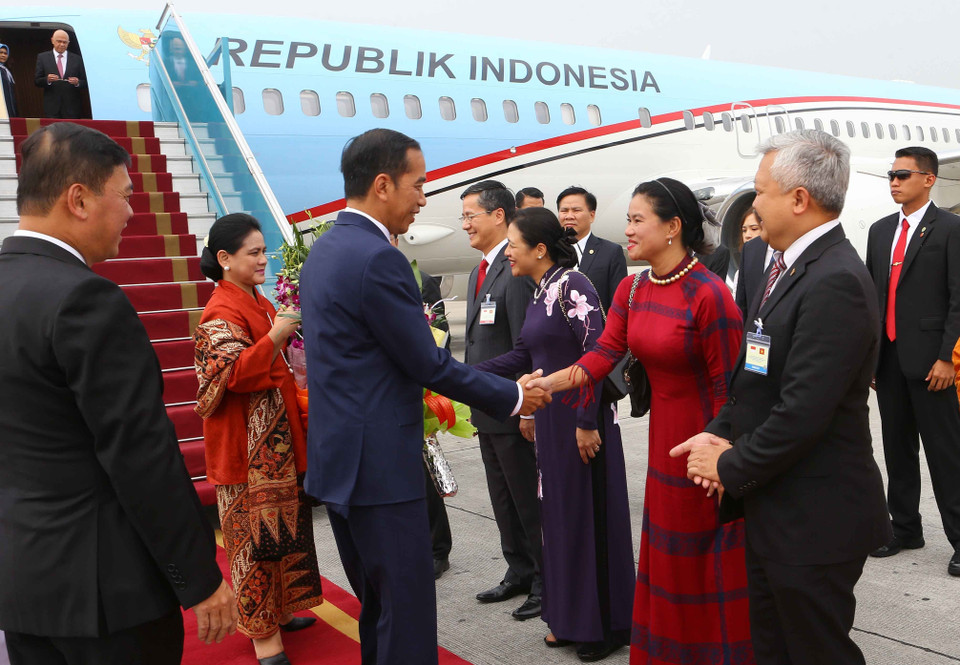 越南国家主席办公厅、外交部代表到机场迎接印度尼西亚总统佐科•维多多和夫人。越通社 尹晋 摄