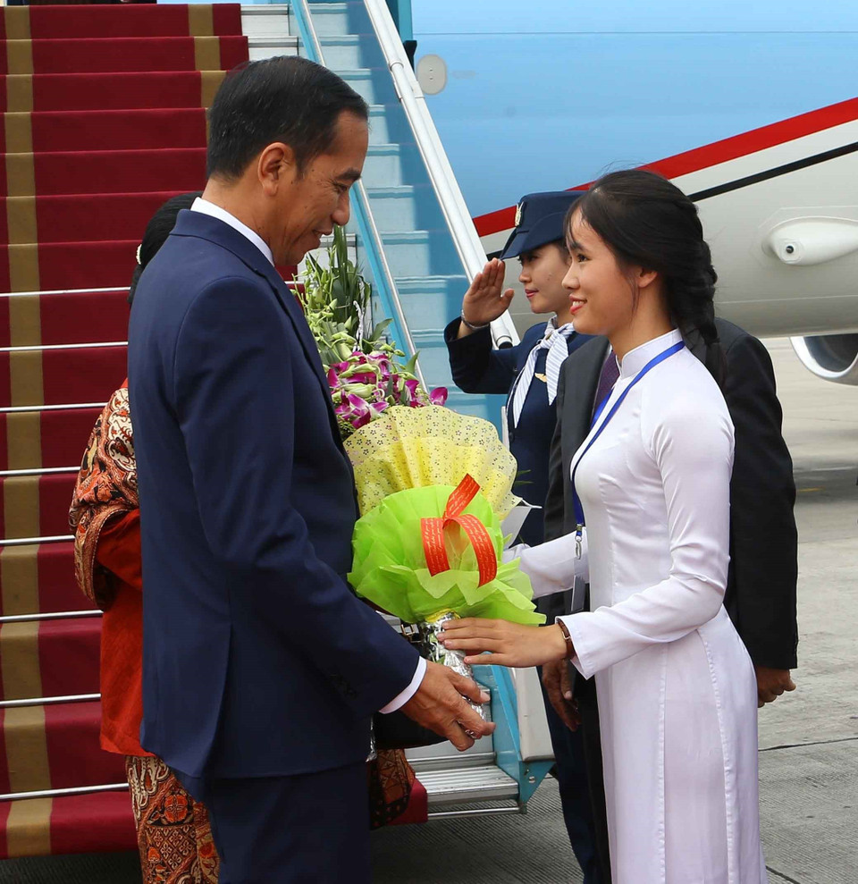 首都河内少女向印度尼西亚总统佐科•维多多送花。越通社记者 尹晋 摄