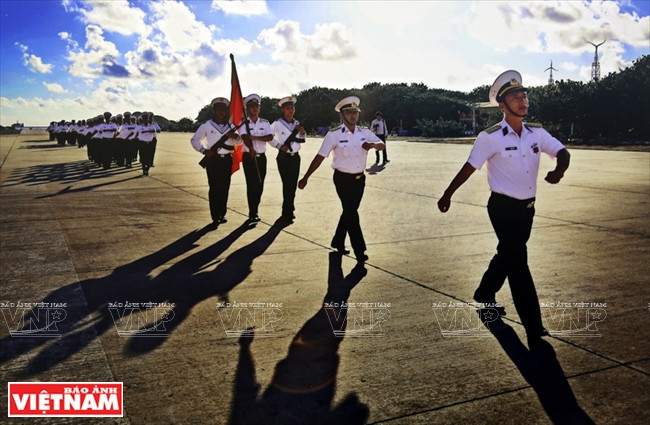 何友德摄影家的《阅兵》。
