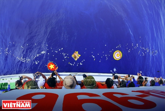 谢黄原摄影家的《为鬼鹿角礁舍命牺牲的烈士们的追悼会》。