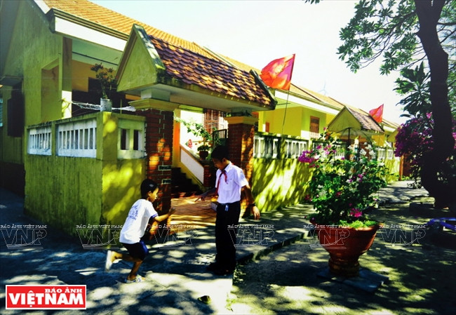 黎光勇摄影家的《岛上童年》。