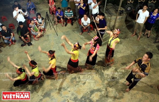 冠桄镇傣族姑娘表演传统舞蹈。图自越南画报