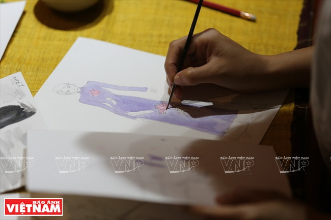 手工刺绣奥戴设计图。图自越南画报