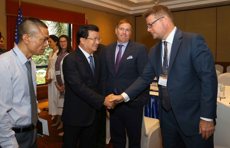 越南政府副总理郑廷勇同与会代表握手。 图自越通社