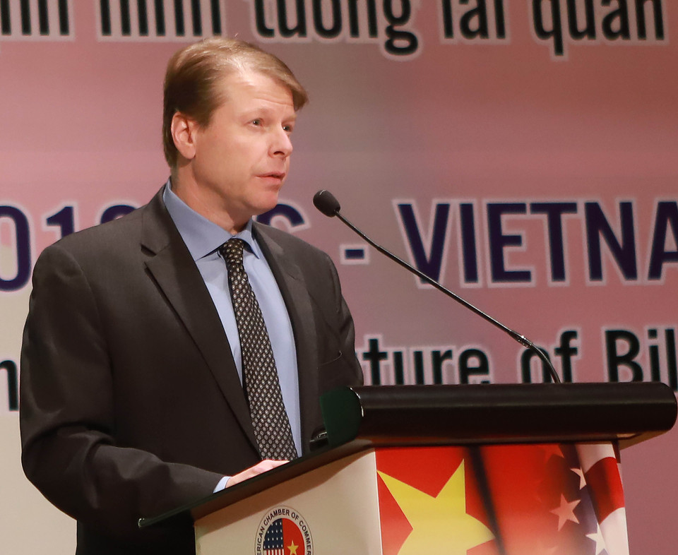 美国商会东南亚事务高级官员约翰•戈耶尔发表讲话。 图自越通社