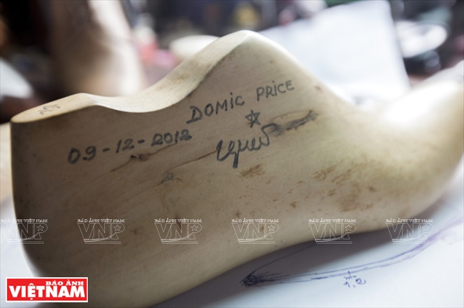 郑玉师傅根据顾客的脚的尺寸制作。