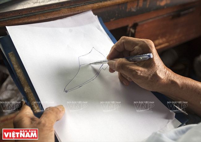 他还特意给客人设计鞋子样式。