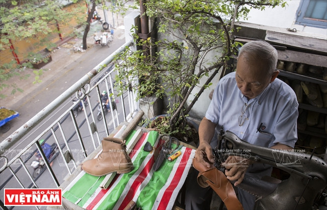 40年来，郑玉师傅已为许多顾客制作鞋子。