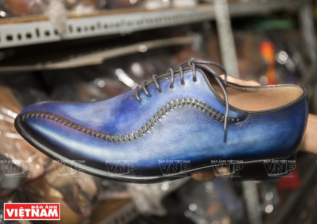 郑玉师傅手工制作的鞋子。