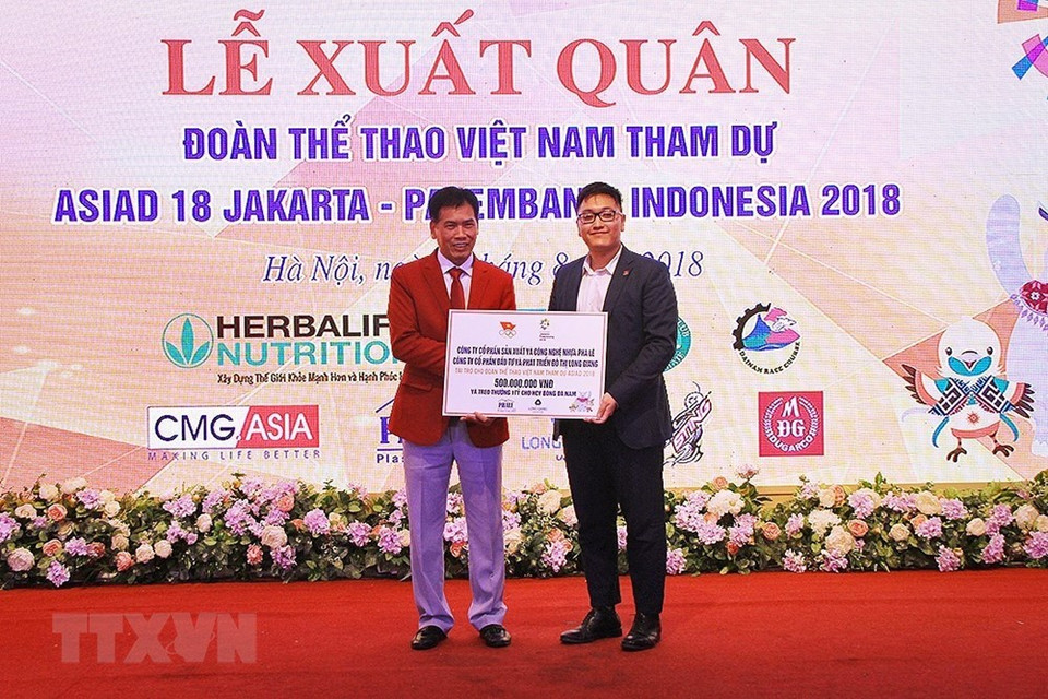 越南体育总局副局长陈德奋接受赞助金。越通社记者 仲达 摄