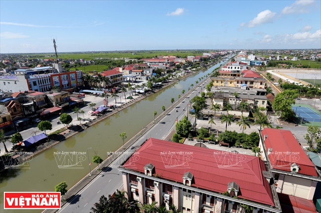 海后县山水高清、蓝天碧水、白云绿树的自然风光