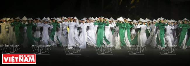 数百名越南妇女穿这奥黛在《会安的记忆》实景演出表演。