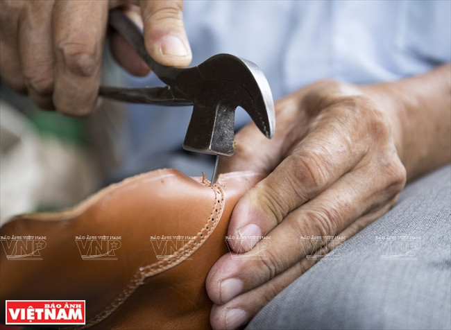 鞋子制作步骤，每个步骤都需要鞋匠师傅动作小心翼翼的。