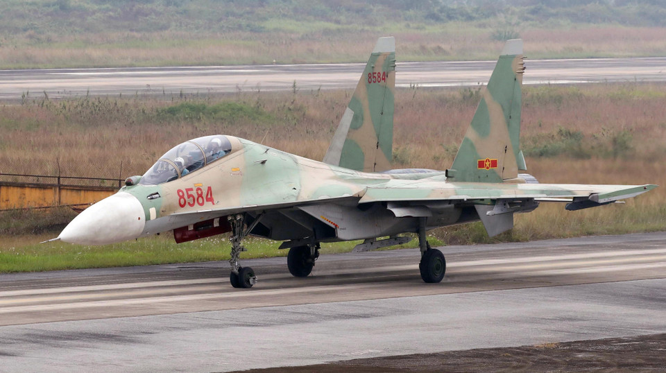 Su-30MK2飞机在为2022年国际防务展进行 空中飞行演练后降落。 图自越通社