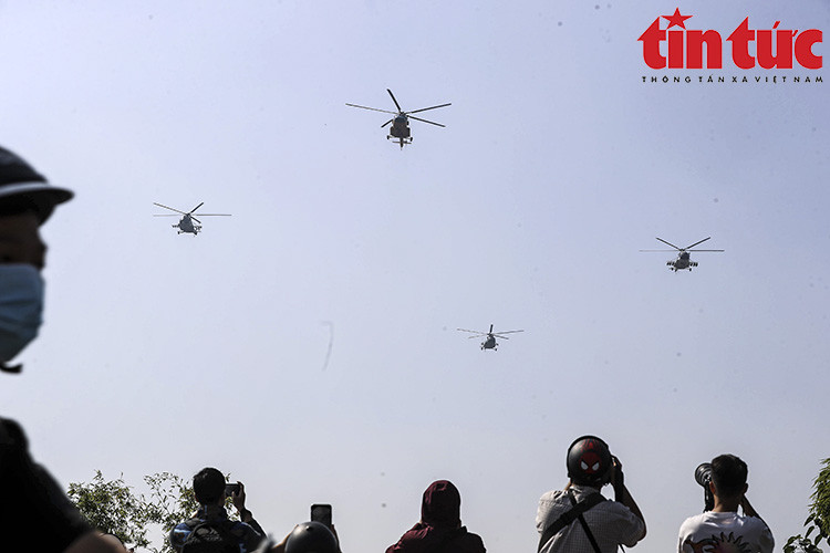 很多人聚集在嘉林机场欣赏空军力量大显身手。图自《信息报》