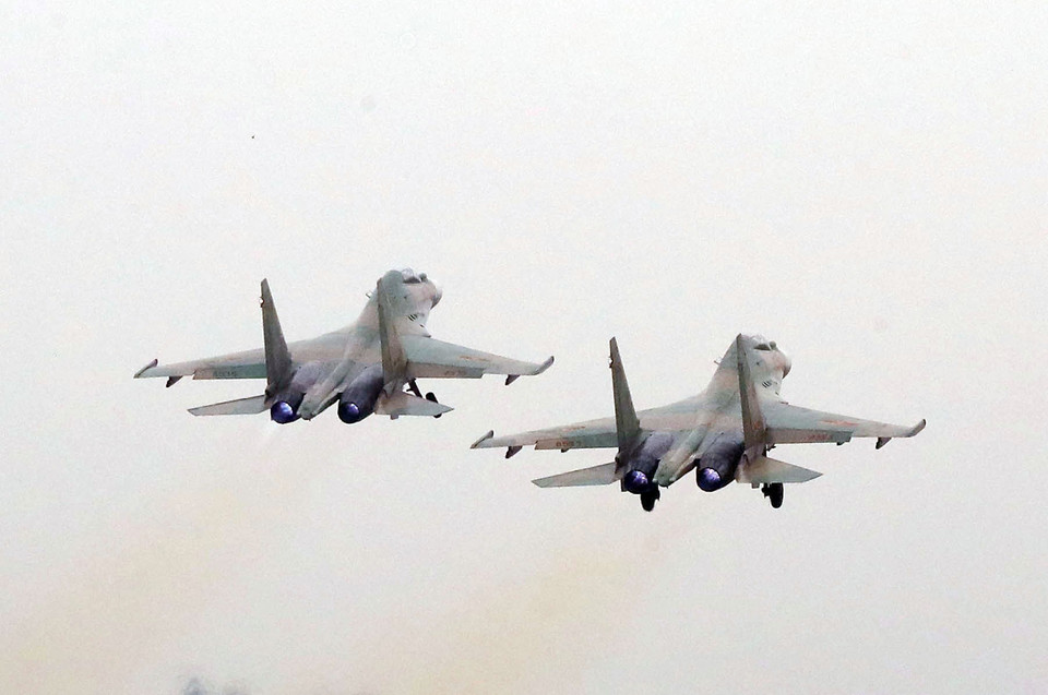 Su-30MK2飞机为2022年国际防务展上进行空中飞行演练后降落。 图自越通社