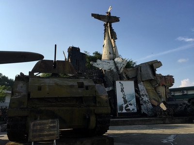 装甲车，其后是在河内被击落的美军机残骸。（图片来源：越南之声）