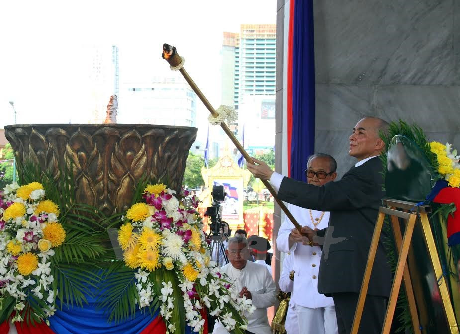 柬埔寨国王诺罗敦·西哈莫尼出席第62个独立日庆祝仪式。（图片来源：越通社）