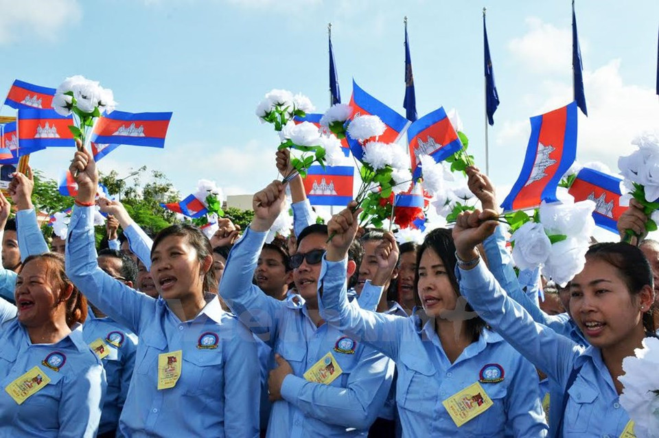 柬埔寨数万人参加第62个独立日庆祝仪式。（图片来源：越通社）