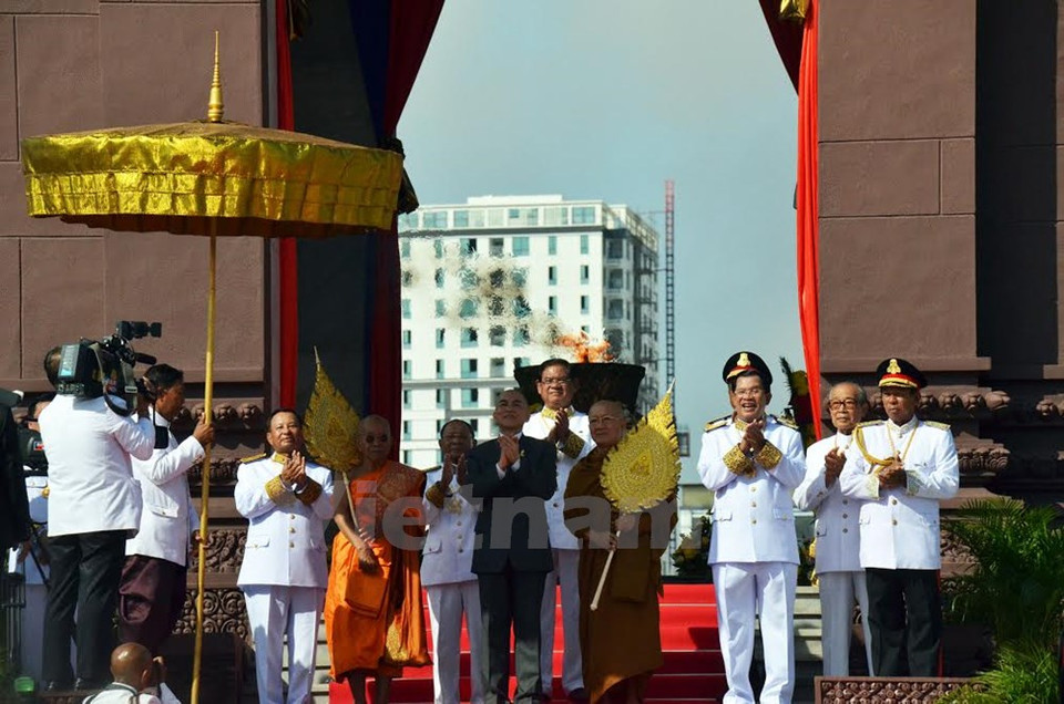 柬埔寨国王诺罗敦·西哈莫尼出席第62个独立日庆祝仪式。（图片来源：越通社）
