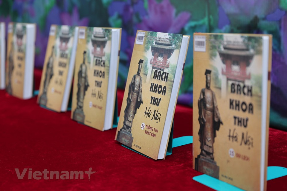 展会上的《河内百科全书》的书籍收藏。今天的河内不仅是全国的首都，也是越南融入国际社会的重要桥梁。河内不仅是越南文献的象征，是大越文明的会聚之地，而且还是胡志明时代美好价值的结晶之地。河内不仅是重要经济中心，还是聚集国内外精英企业之地，吸引不少世界一流集团、投资者前来投资，同时也是全国融入国际和全球化进程中的重要增长动力。图自Vietnam+