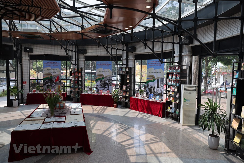 该图书报刊展中所展示的典范书籍包括《英勇善战捍卫首都河内人民军队的千年史》、《河内事件》、《决死誓言》、《为祖国决生而决死》等。1954 年 10 月 10 日标志着一个具有重大意义的转折点，开启了升龙-东都-河内历史上新的发展时期。这也是首都河内乃至越南国家建设发展史上一个辉煌的里程碑。经历了许多风风雨雨，河内仍然不愧为千年文献的首都，国家的心脏。图自Vietnam+