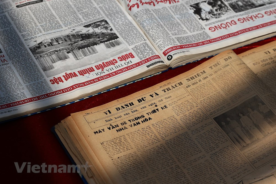 该图书报刊展还向观众推介1984年年代的图书报刊。首都河内解放68年后，尤其是实现改革开放36年后，河内经济增长率持续保持较高水平。除了经济发展，该市社会保障工作成果较为显著，为首都河内深广融入国际社会注入强劲动力。2022年前9个月，河内全市地区生产总值增长9.69%，创下近年来最高水平；财政预算收入为244.07万亿越盾，达到预算的78.3%（同比增长12.7%），财政预算支出达到预算的45.4%（同比增长8.7%）。图自Vietnam+