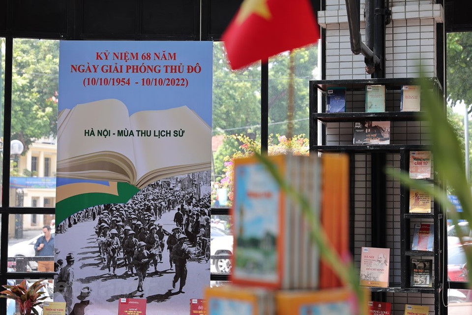 值得一提的是，该图书报刊展还展示《胡志明与首都河内》、《胡志明主席与河内》等书籍。1945-1954年，胡志明主席作为越南党政领袖，领导越南人民为保卫革命政权而斗争，取得了抗法战争的伟大胜利。1954-1965年，胡主席领导越南北方的社会主义革命，实现统一祖国的斗争，六十年代，领导人民进行伟大的抗美救国战争。图自Vietnam+