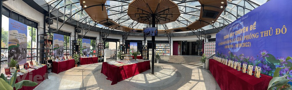 该图书报刊展按照4个主题展示300多个资料、书籍、报刊。其内容是数以万计的首都居民从清晨就涌上了街头，高举旗帜、鲜花和胡伯伯的照片，热烈欢迎胡志明部队进军接管河内。接管首都河内的指挥团在军政委员会主席王承武和副主席陈维兴的带领下，上午9点30分从白梅机场出发，绕街进入北门，并在端门前聚集。图自Vietnam+