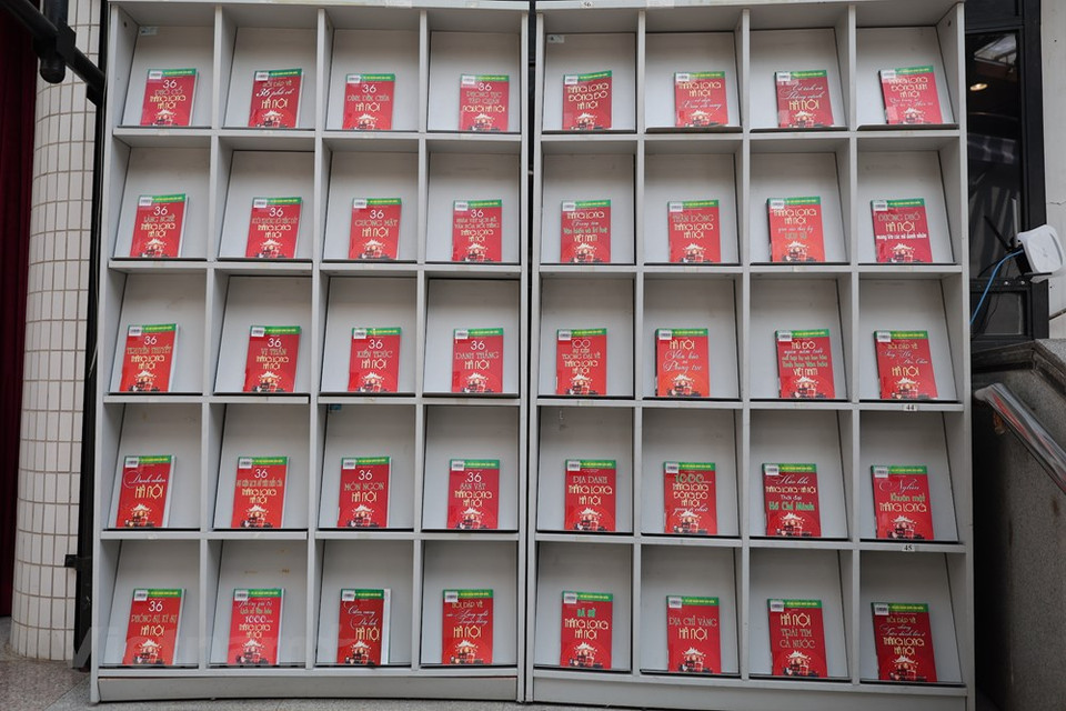 尽管面临不少困难和挑战，但首都河内仍将继续同步实施各项措施，在保持经济稳定增长基础上实现可持续发展目标。注重发展文化，建设富于民族特色的首都先进文化，弘扬升龙河内传统价值，无愧为“千年文化之地、英雄首都、和平城市”。为历史传统而自豪，河内市民下定决心团结一致，同心协力推动首都快速、可持续发展，以无愧为英雄国家的英雄首都，不辜负全国人民的信任和热爱。图自Vietnam+