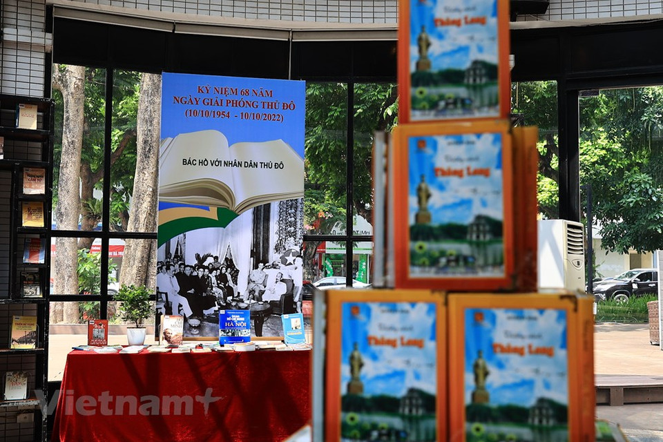 其中，该图书报刊展中的“在胡志明主席和越南共产党的领导下，越南取得了抗法战争的伟大胜利”以及“河内市-历史性的秋天”等两个主题展示区，强调了越南伟大领袖胡志明主席在领导越南人民为保卫革命政权而斗争，取得了抗法战争的伟大胜利所扮演的核心作用。图自Vietnam+