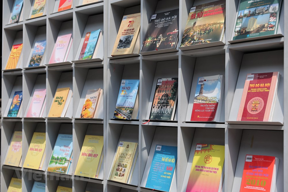 该图书报刊展的第三部分题为“胡伯伯与首都市民”。该专题展示区充分体现胡志明主席对河内市委、政府和人民的特别关心的作品。胡志明主席（1890/5/19-1969/9/2）原名阮必成，越南劳动党（今越南共产党）中央委员会主席（1951年─1969年）、越南共产党的卓越领导人、伟大的无产阶级革命家、杰出的马克思主义者、世界文化名人。图自Vietnam+